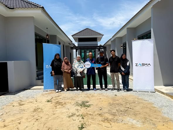 Alhamdulillah selesai sesi penyerahan kunci. Tahniah diucapkan kepada Puan Moornie dan keluarga.Mome...