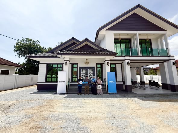 Hari yang penuh bermakna apabila kami berkesempatan menyerahkan kunci rumah kepada Encik Azizi dan k...